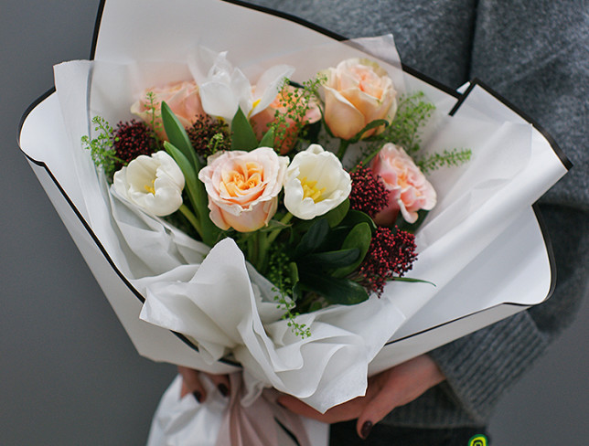Букет из пионовидных роз и тюльпанов "Феникс" Фото